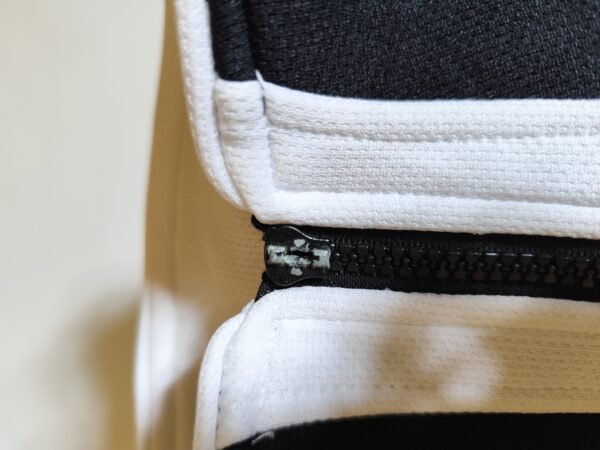 Robinson R Sport Jacket with Missing Pull Tab on Slider - Size Medium, Black & White - Image 6